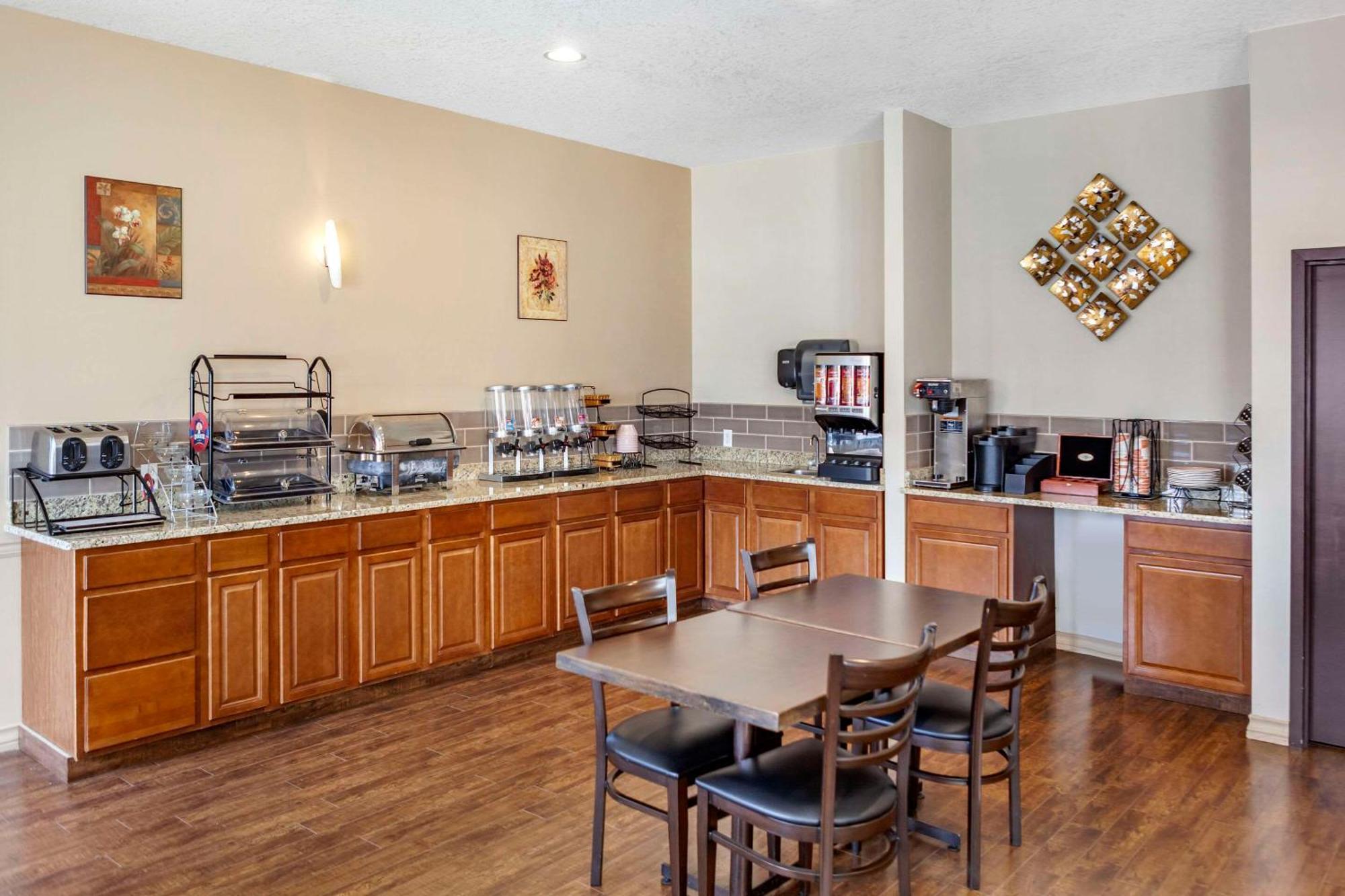לדוק Quality Inn & Suites Edmonton International Airport מראה חיצוני תמונה