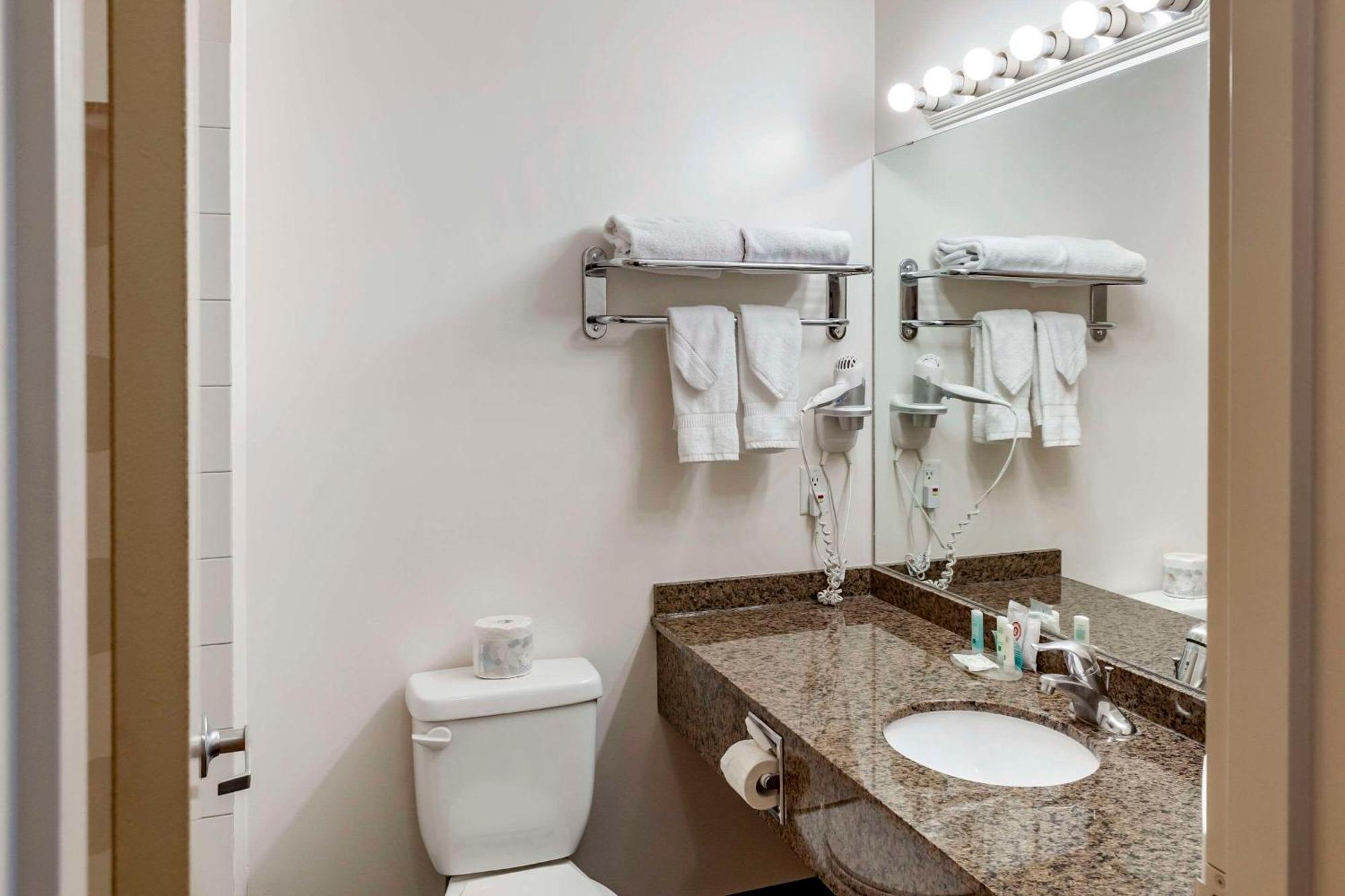 לדוק Quality Inn & Suites Edmonton International Airport מראה חיצוני תמונה
