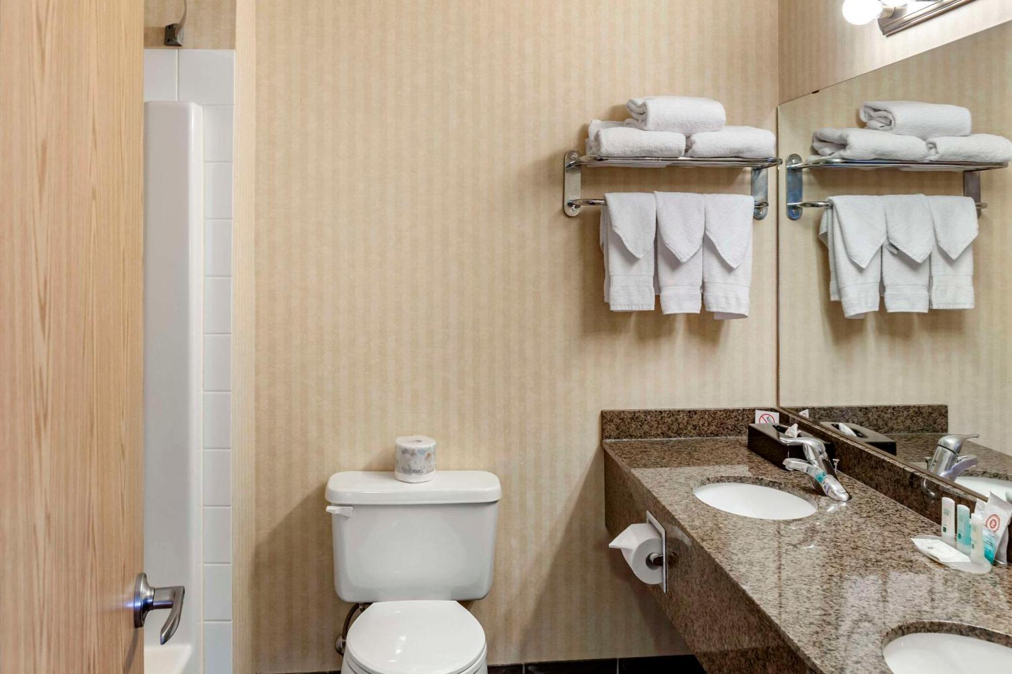 לדוק Quality Inn & Suites Edmonton International Airport מראה חיצוני תמונה